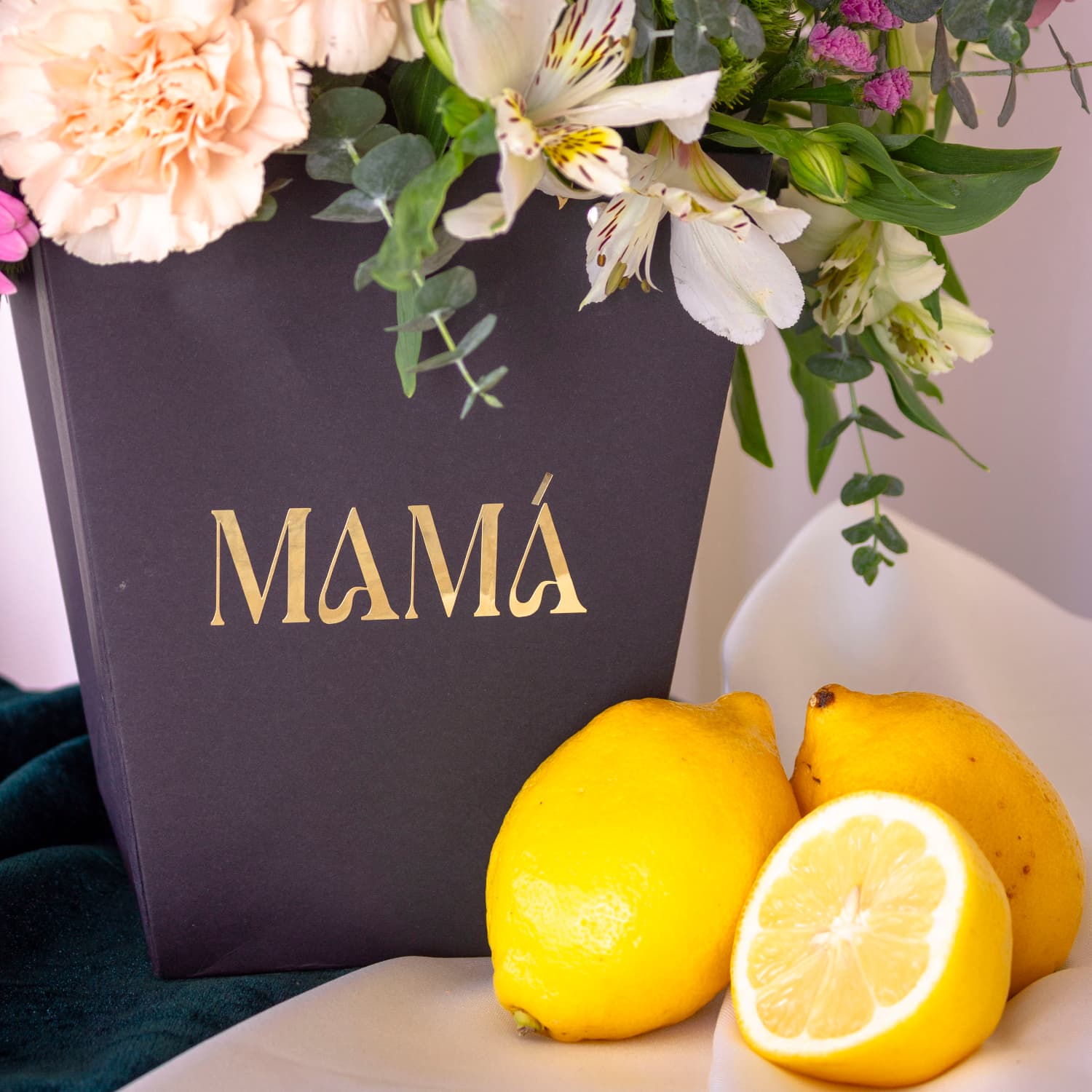 FLORAL BLACK MOM